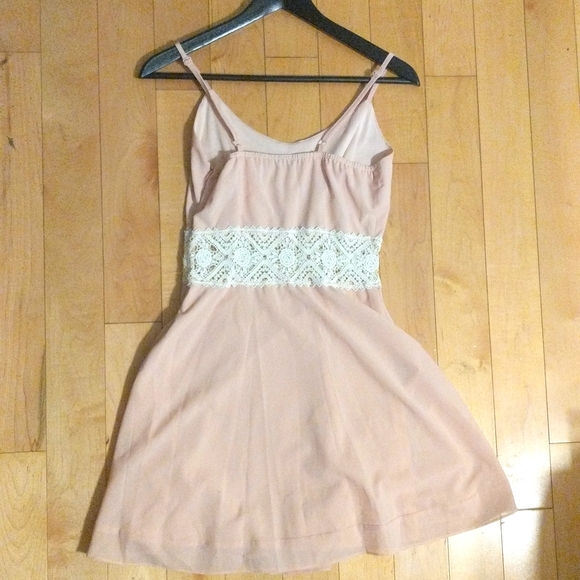 Cal's peach and lace dress - Picture 2 of 4